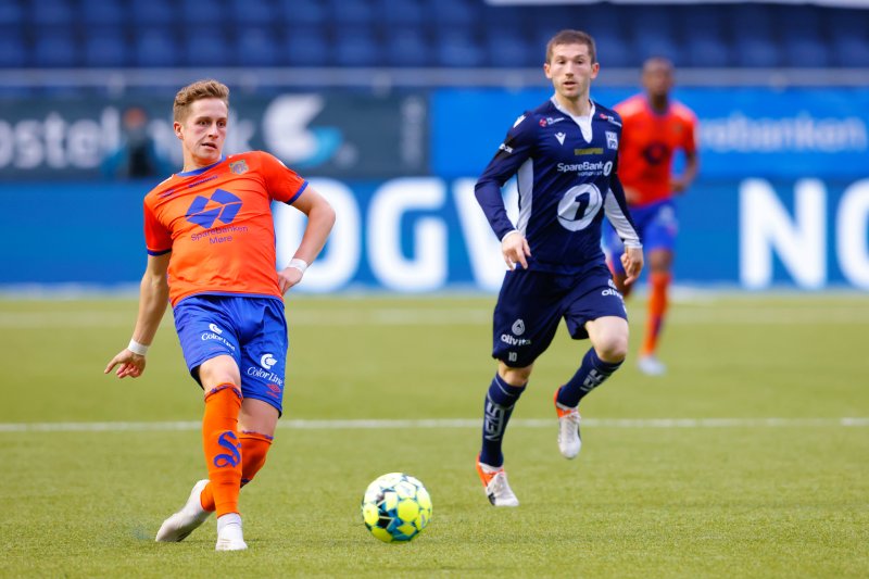 Aalesunds Simen Bolkan Nordli (tv) og Liridon Kalludra under eliteseriekampen i fotball mellom Aalesund og Kristiansund på Color Line Stadion.Foto: Svein Ove Ekornesvåg / NTB