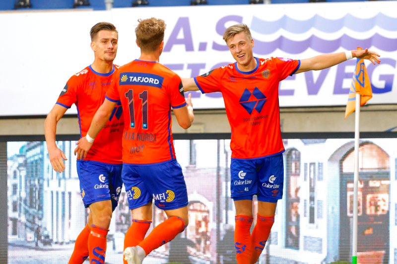 Aalesunds Markus Karlsbakk (th) feirer 1-0 under eliteseriekampen i fotball mellom Aalesund og Kristiansund på Color Line Stadion.Foto: Svein Ove Ekornesvåg / NTB
