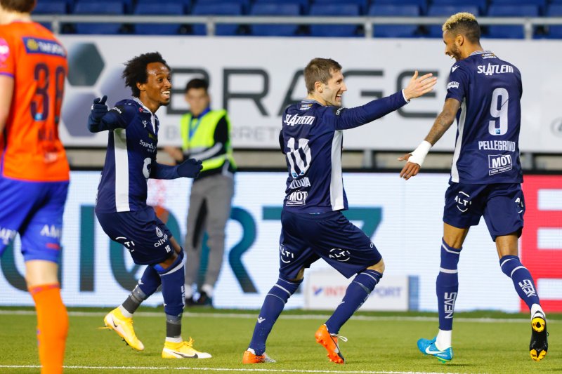 Kristiansunds Liridon Kalludra (midten) feirer 1-2 sammen med Amahl Pellegrino (th) og Amin Askar under eliteseriekampen i fotball mellom Aalesund og Kristiansund på Color Line Stadion.Foto: Svein Ove Ekornesvåg / NTB