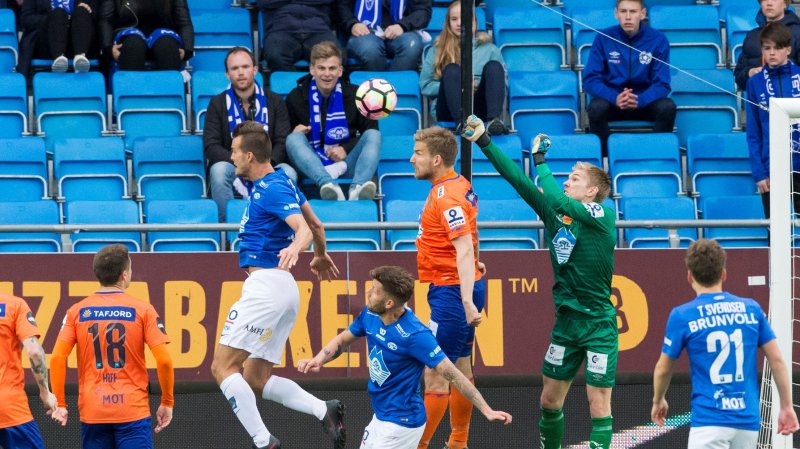 Molde - Aalesund i 2017. Andreas Lie (t.h.), Oddbjørn Lie og Moldes Fredrik Brustad (t.v.). Foto: Svein Ove Ekornesvåg / NTB