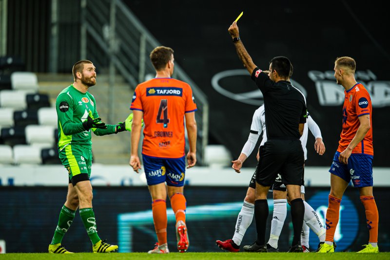 Gudmund Broks Kongshavn får det gule kortet etter at han felte Kristoffer Zachariassen. Foto: Marius Simensen / BILDBYRÅN