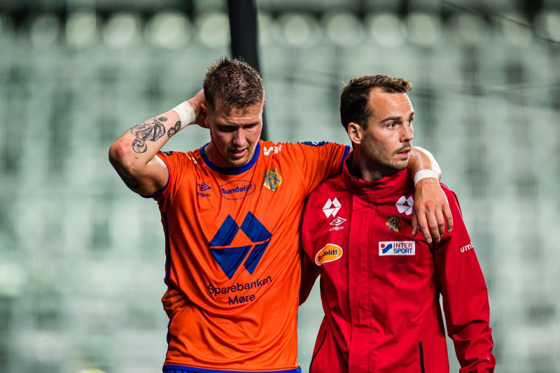 Holmbert Fridjonsson scoret før han måtte byttes ut med skade. Her sammen med fysio Mads Holst Christensen. Foto: Marius Simensen / BILDBYRÅN /&nbsp;