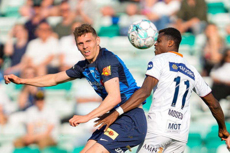 Nadderud 20230513. Hjemmelagets Tobias Pachonik t.v. i duell med Aalesunds Ebiye Moses eliteseriekampen i fotball mellom Stabæk og Aalesund på Nadderud Stadion.Foto: Javad Parsa / NTB