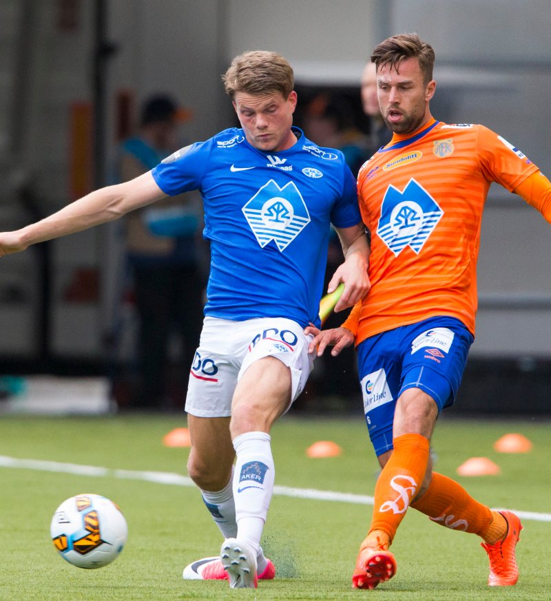 Björn Bergmann Sigurdarson (t.v.) og Kaj Ramsteijn i eliteseriekampen i fotball mellom Aalesund og Molde på Color Line Stadion.Foto: Svein Ove Ekornesvåg / NTB scanpix