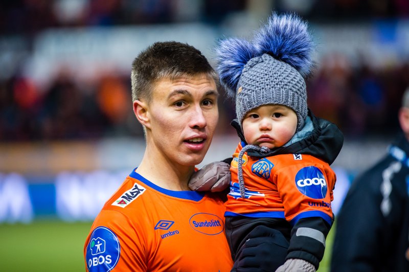 Daniel og sønn etter siste seriekamp i 2019. Foto: Bildbyrån