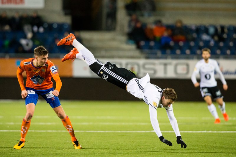 Aalesunds Daníel Leó Grétarsson (t.v.) og Nicklas Bendtner i eliteseriekampen i fotball mellom Aalesund og Rosenborg på Color Line Stadion. Foto: Svein Ove Ekornesvåg / NTB scanpix