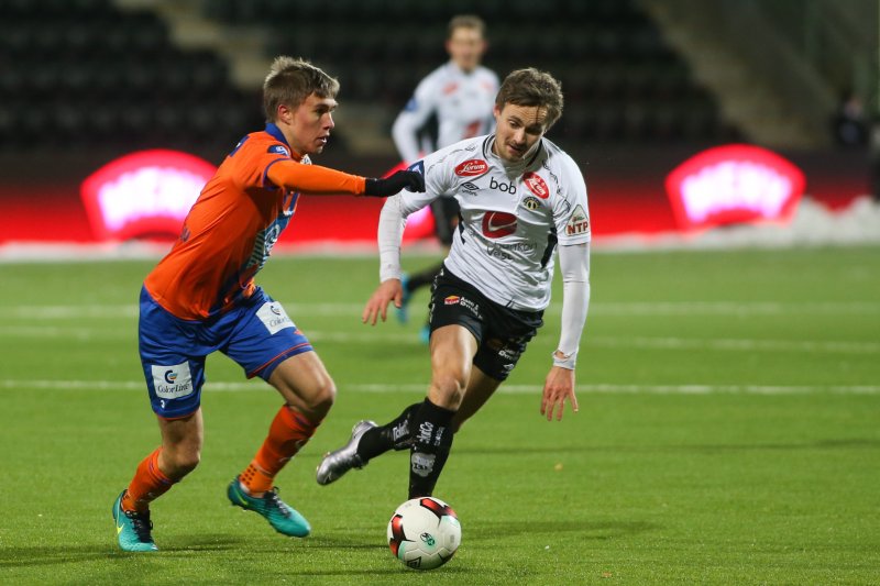 Eliteseriekampen i fotball på Fosshaugane Campus. Aalesunds Daníel Leó Grétarsson i duell med Sogndals Ole Amund Sveen. Foto: Christian Blom / NTB scanpix
