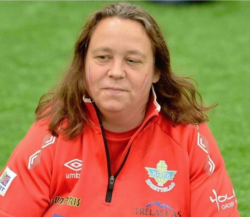 Lena Kathrin Hansen fra Hareid kjemper om å bli "Årets fotballmamma".