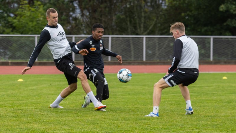 FIGHT: Nenass prøver å passere to motspillere.