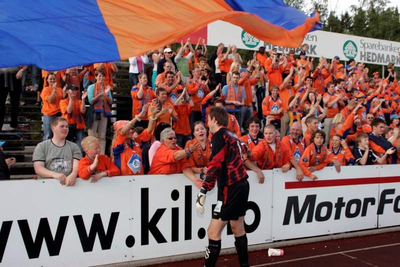Kongsvinger - Aalesund endte i opprykssesongen 2004 0-1 på Gjemselund stadion. Aalesunds keeper, Kim Deinhoff, hilser på supporterne til Aalesund etter kampen. FOTO: STÅLE ANDERSEN