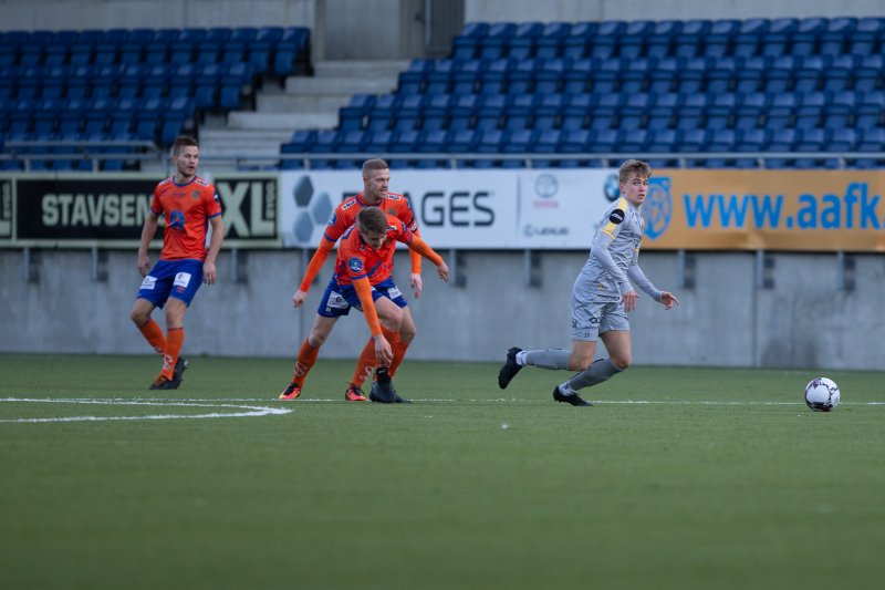 Ulrik fikk spille sammen med rutinerte karer som Peter Orry Larsen og Ståle Stålinho Sæthre fredag. Foto: Srdan Mudrinic.