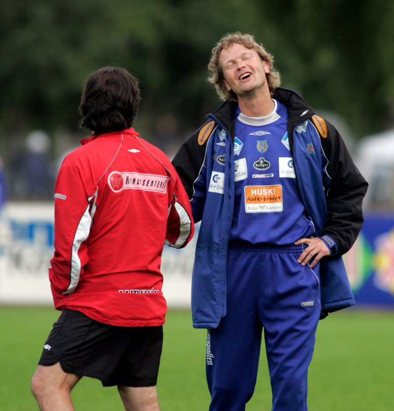 Daværende AaFK-trener Ivar Morten Normark og daværende Kongsvinger-trener Vegard Skogheim i hyggelig passiar. FOTO: Ståle Andersen / NTB Scanpix