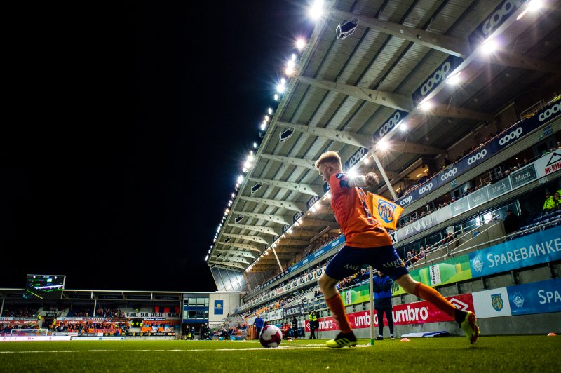 Fredrik Carlsen svinger inn en corner mot Viking på Color Line Stadioni 2018. Foto: Bildbyrån.