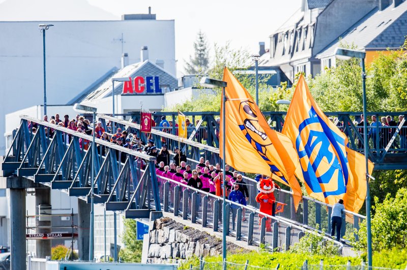 Supporterne går i tog fra sentrum klokka 17.00. Foto: Srdan Mudrinic.