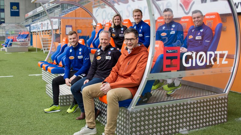 Administrerende direktør i H. I. Giørtz sammen med deler av a-laget. Foto: Srdan Mudrinic