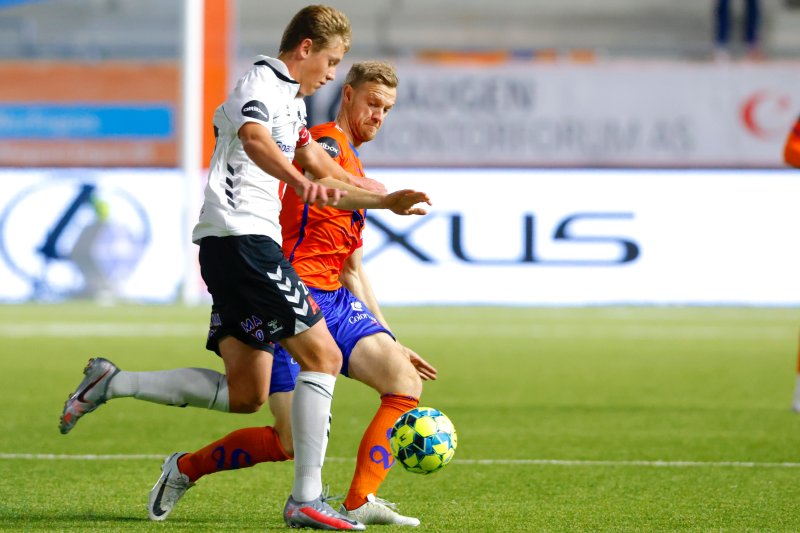 Aalesunds Peter Orry Larsen (th) og Filip Rønningen Jørgensen under eliteseriekampen i fotball mellom Aalesund og Odd på Color Line Stadion.Foto: Svein Ove Ekornesvåg / NTB