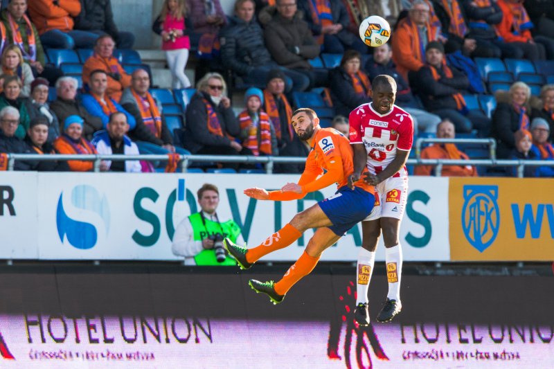 ÅLESUND 20170430.Eliteserien fotball 2017: Aalesund - Tromsø. Aalesunds Valmir Berisha (t.v.) og Christian Landu-Landu i eliteseriekampen i fotball mellom Aalesund og Tromsø på Color Line Stadion.Foto: Svein Ove Ekornesvåg / NTB