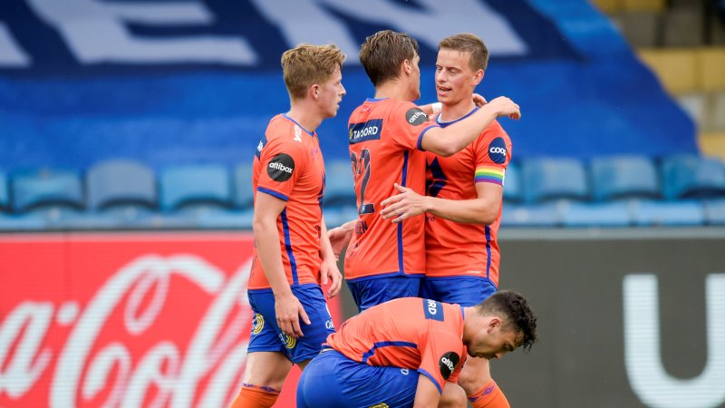 Sigurd Haugen ( i midten) gratuleres av kaptein Jonas Grønner etter 1-0 scoringen på Marienlyst stadion. Foto: Annika Byrde / NTB scanpix
