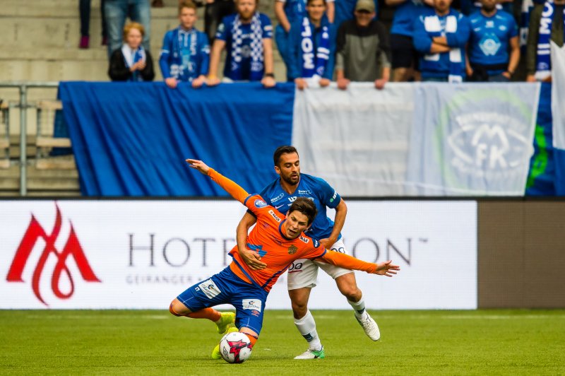 Sondre Brunstad Fet i kamp om ballen med Moldes Christopher Telo under cupoppgjøret mot Molde på Color Line Stadion i juni. Foto: Bildbyrån.