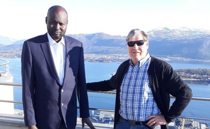 Akademiets president Serigne Galasse M'Backé sammen med vår egen Reidar Vågnes.