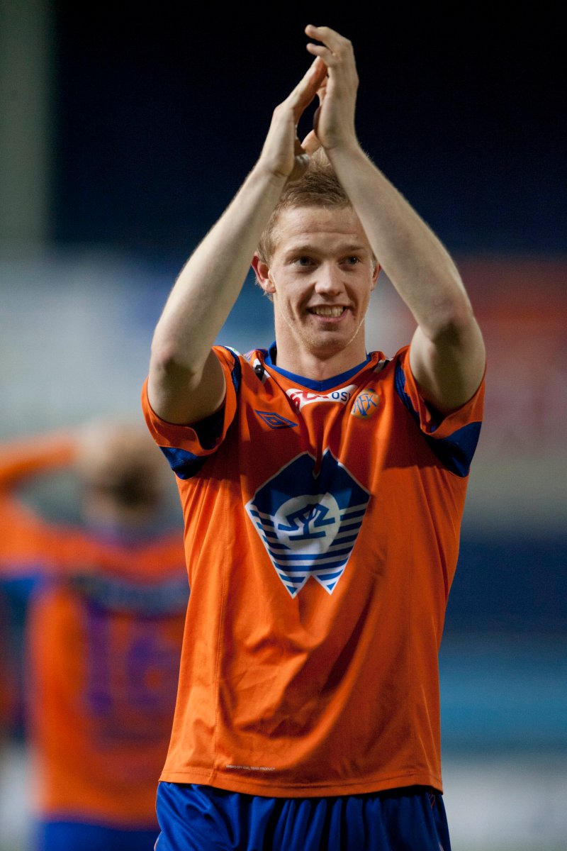 Peter Orry Larsen takker supporterne etter Eliteseriekampen mot Vålerenga i 2011. Foto: Svein Ove Ekornesvåg / Scanpix