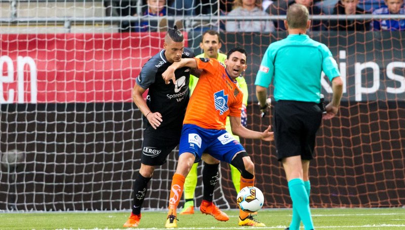 Branns Vito Wormgoor (t.v.) og Mostafa Abdellaoue i en straffesituasjon i 2017. Foto: Svein Ove Ekornesvåg / NTB scanpix