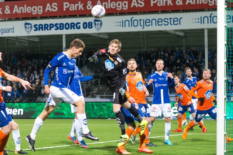 Andreas Lie klarerer ballen i eliteseriekampen mot Sarpsborg 08 på Sarpsborg stadion i 2017. Foto: Audun Braastad / NTB scanpix
