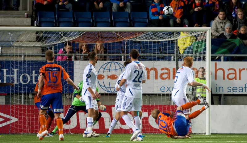 Peter Orry Larsen brassesparker inn 2-1 under eliteseriekampen mot Vålerenga på Color Line Stadion i 2011. Foto: Svein Ove Ekornesvaag / Scanpix