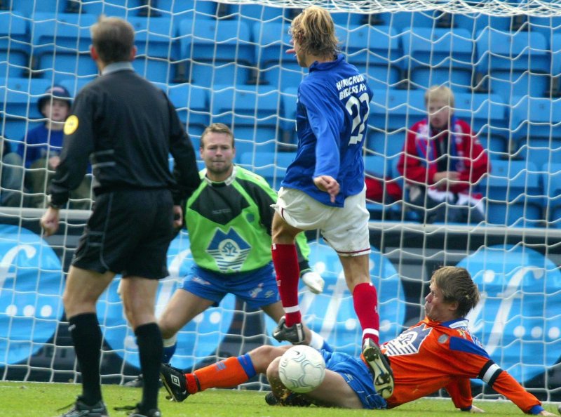 Semifinalekampen mot VIF på Ullevaal i 2002 endte dessverre med 2-0-tap. Tobias Grahn (med ryggen til) var den direkte årsaken. Foto Morten F. Holm / SCANPIX