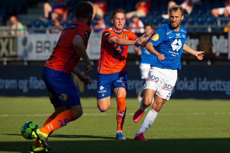 Simen Bolkan Nordli var AaFKs bestemann mot Molde. Her i duell med Magnus Wolff Eikrem. Foto: NTB Scanpix.