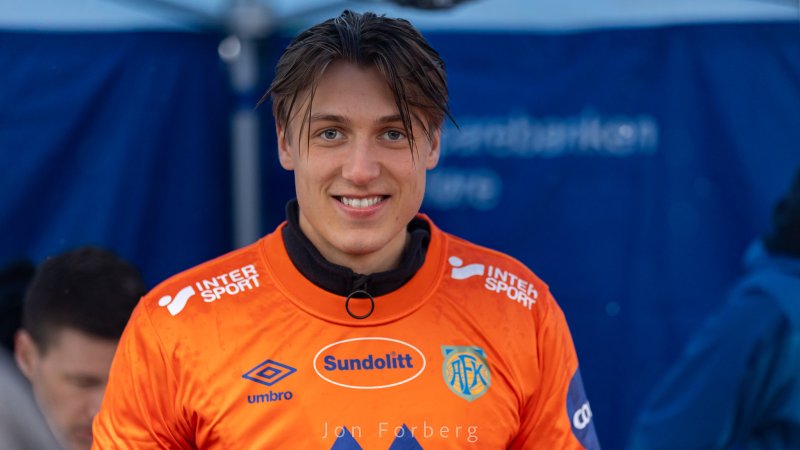 Markus Karlsbakk i AaFK-drakt på moderklubben Aksla IL sitt kick off. Foto: Jon Forberg