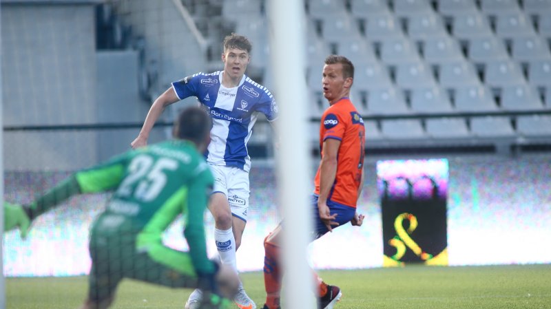 Jørgen Strand Larsen prøver på skudd på Aalesunds keeper Gudmund Kongshavn. Foto: Christoffer Andersen / NTB scanpix