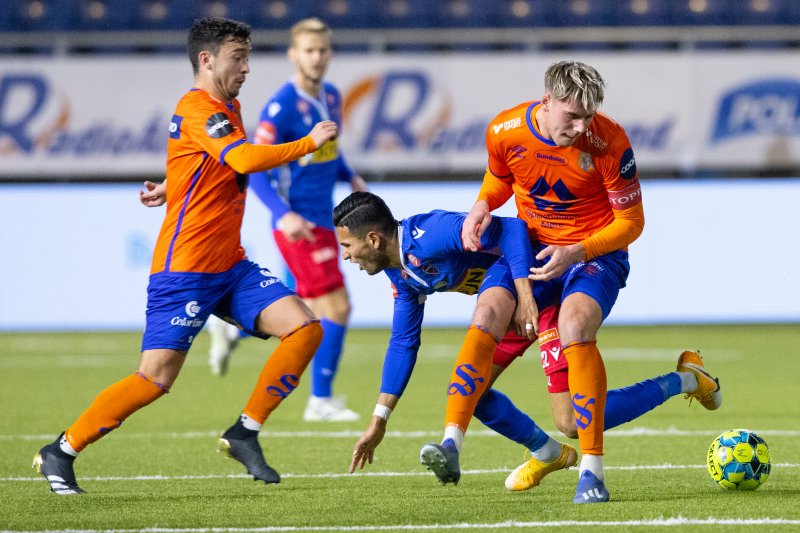 Ålesund 20201202. Aalesunds Niklas Castro (tv) og Kasper Jørgensen i duell med Deyver Vega under eliteseriekampen i fotball mellom Aalesund og Sandefjord på Color Line Stadion.Foto: Svein Ove Ekornesvåg / NTB