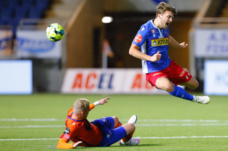 Ålesund 20201202. Sandefjords Sivert Gussiås blir taklet av Daan Klinkenberg under eliteseriekampen i fotball mellom Aalesund og Sandefjord på Color Line Stadion.Foto: Svein Ove Ekornesvåg / NTB