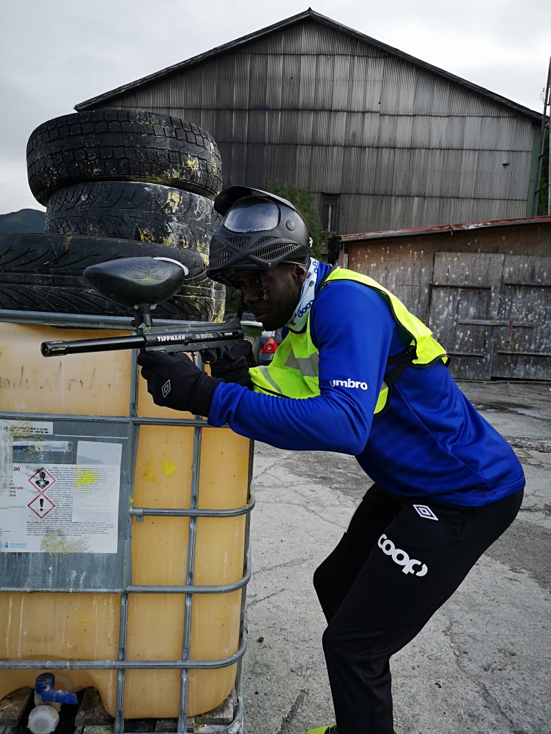 Pape Habib Gueye varmer opp.