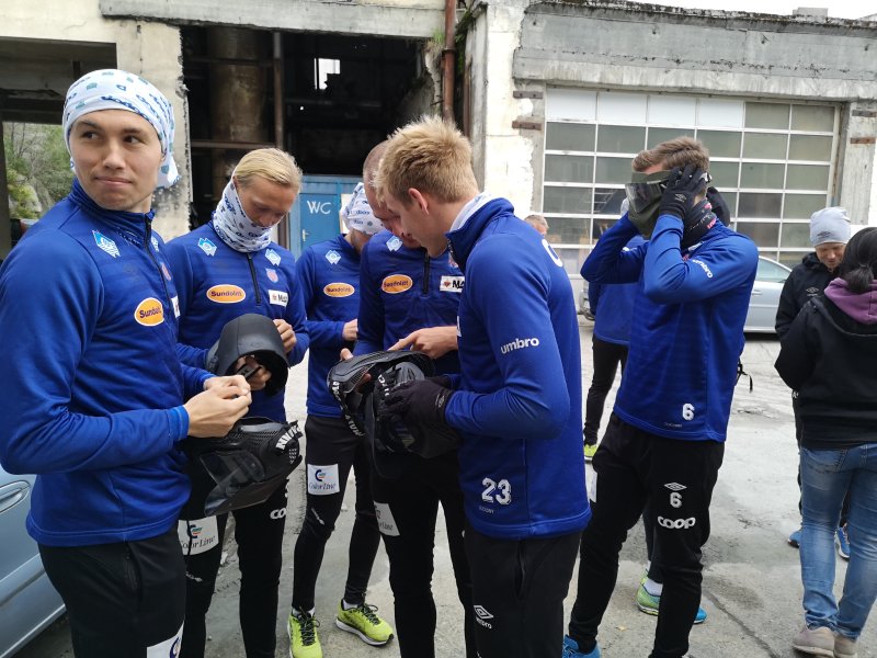 Smånervøse, men spente. Daniel Gretarsson og kompani fikk grundige instrukser før det tok helt av på paintballbana.