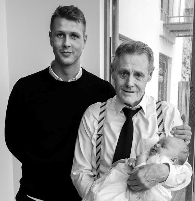 Bestefaren til Holmbert har vært en viktig støttespiller i alle år. Foto: Privat