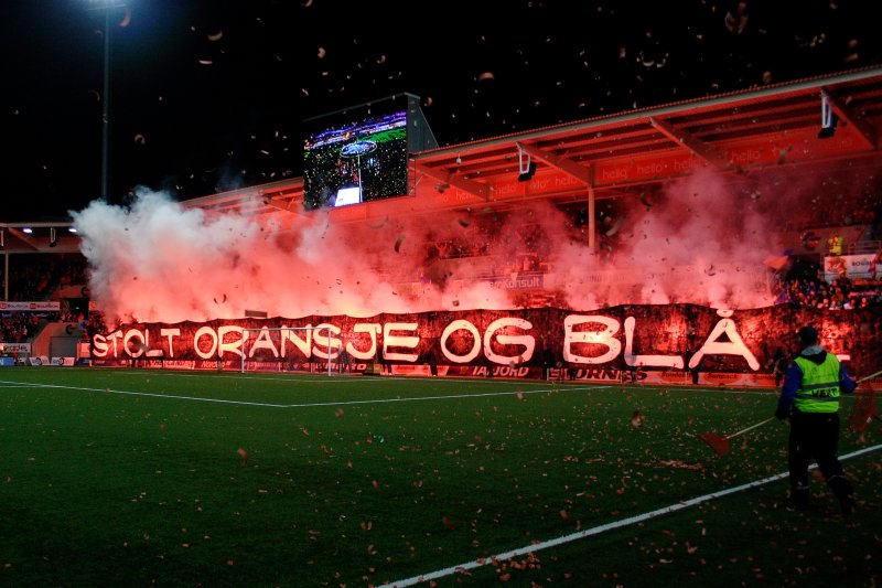 Et fullsatt Color Line Stadion foran siste serierunde i 2008. AaFK-supporterne er fulle av energi. Foto: NTB Scanpix.