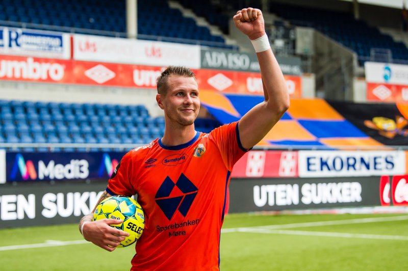 Holmbert Aron Briem Fridjonsson feirer etter seieren over start. Foto: Marius Simensen / BILDBYRÅN