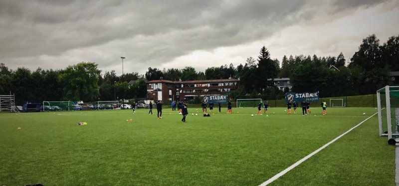 AaFK trener på kunstgressbanen ved siden av Nadderud.