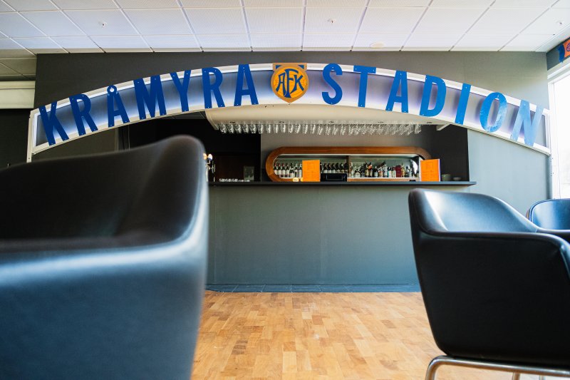 Det ærverdige Kråmyra-skiltet har fått en sentral plass i stadionpuben. Foto: aafk.no
