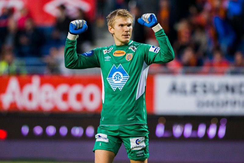Andreas Lie strekker armene i været når dommer Dag Vidar Hafsås blåser av eliteseriekampen mellom Aalesund og Strømsgodset på Color Line Stadion i 2016. Foto: Svein Ove Ekornesvåg / NTB scanpix