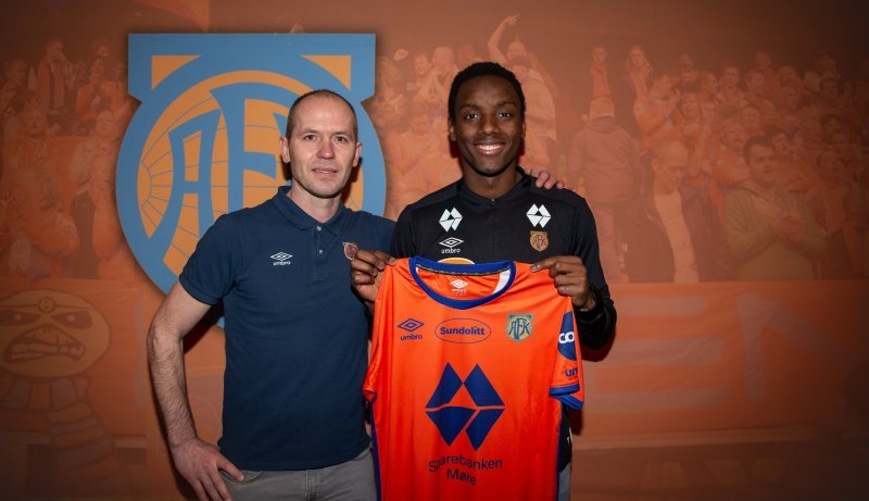 Sportslig leder i AaFK, Bjørn Erik Melland, poserer sammen med Parfait Bizoza rett etter at Skodje-gutten signerte kontrakt med Aalesund. Foto: aafk.no