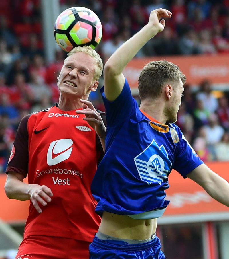 Arnarson i hodeduell med Barmen. Foto: Marit Hommedal / NTB scanpix