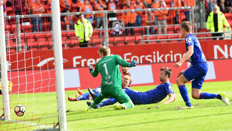 En uheldig Kaj Ramsteijn sklir ballen i eget mål. Foto: Marit Hommedal / NTB scanpix