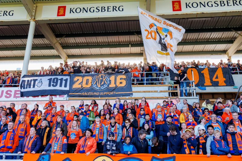 Fulle tribuner under eliteseriekampen i fotball mellom Aalesund og Molde på Color Line Stadion. Foto: Svein Ove Ekornesvåg / NTB