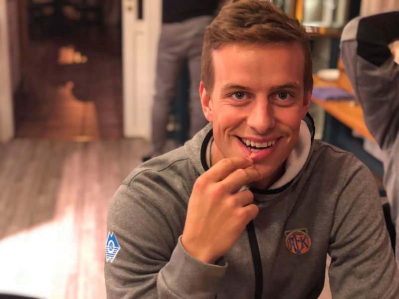 En frisk og opplagt Jonas Grønner er på plass i Grimstad sammen med lagkameratene. Foto: Tarjei Omenås.