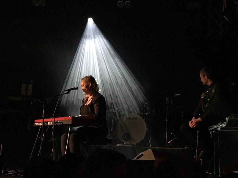 Liv Håker har lang sceneerfaring. Søndag blir hun å høre på Color Line Stadion. Foto: Privat.