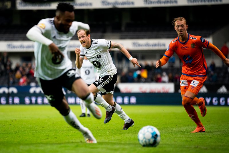 Rosenborgs Gjermund Åsen med pasning til Samuel Adegbenro i 4. runde NM fotball mellom Rosenborg og Aalesund på Lerkendal stadion, Aalesunds Jørgen Hatlehol ute til høyre. (1-1, straffer 5-6)Foto: Ole Martin Wold / NTB scanpix