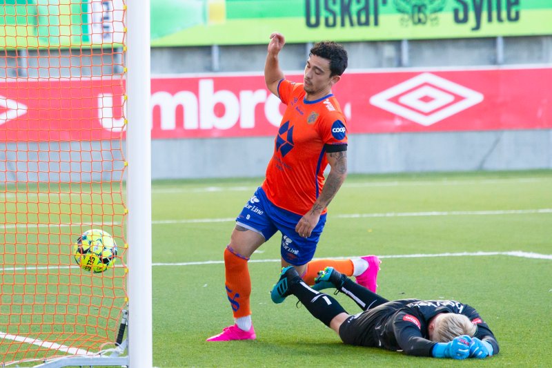 Aalesunds Niklas Castro løper for å hente ballen ut av mål etter å ha satt inn 2-2 på straffespark forbi keeper Arild Østbø i eliteseriekampen i fotball mellom Aalesund og Viking på Color Line Stadion.Foto: Svein Ove Ekornesvåg / NTB scanpix